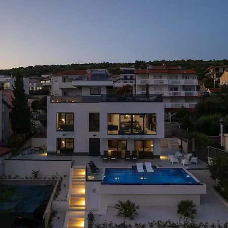 Julian Hotel 3*